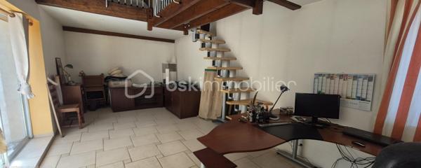 Voulton – Hameau de Bohaire (77560) 10 min de Provins

Amoureux de l’authenticité, du charme de l’ancien et des propriétés ayant une véritable âme, cette maison ne vous laissera pas indifférent.

Dès votre arrivée, vous serez séduits par l’environnement bucolique et préservé. La propriété se découvre au bout d’un chemin, avec une mare, un espace de stationnement et un magnifique jardin d’environ 4 000 m², agrémenté de remarquables arbres centenaires qui confèrent au lieu une atmosphère unique.

Datée de 1733, cette maison de caractère d’environ 190 m² a conservé de nombreux éléments authentiques qui font tout son charme.

✨ Une maison pleine de caractère

Au rez-de-chaussée, vous découvrirez une grande pièce de vie chaleureuse et conviviale, sublimée par de belles tomettes anciennes et un superbe plafond cathédrale dès l'entrée, offrant volume et luminosité.


La cuisine ouverte, à la fois fonctionnelle et élégante, est équipée avec de l’électroménager Bosch et dispose notamment d’un îlot central avec cave intégrée, idéal pour recevoir famille et amis.

La maison offre 3 chambres, ainsi que différents espaces permettant d’imaginer une vie familiale confortable ou un projet mêlant habitation et activité.

🏠 Une dépendance aux multiples possibilités

Une belle dépendance d’environ 46 m² complète la propriété. Elle comprend deux chambres et offre de nombreuses possibilités : espace pour recevoir, logement indépendant, bureau, activité professionnelle ou projet locatif, selon vos envies. Possibilité d'agrandir la dépendance.

La propriété dispose également d’une dépendance atelier, parfaite pour les passionnés de bricolage, d’artisanat ou pour du stockage.

À l’extérieur, vous profiterez d’une agréable terrasse d’environ 28 m², ouverte sur le jardin et son environnement verdoyant.

🌳 Un cadre rare et préservé

Le terrain d’environ 4 000 m² constitue l’un des véritables atouts de cette propriété. Les arbres centenaires, les espaces naturels et la mare créent un cadre paisible, à l’abri des regards.

Les + :

- Maison de caractère datant de 1733
- Environ 190 m² habitables
- 3 chambres dans la maison
- 2 chambres supplémentaires dans une dépendance de 46 m²
- Grande pièce de vie ouverte sur la cuisine
-Une entré avec plafond cathédrale
- Tomettes anciennes
- Cuisine équipée Bosch avec îlot et cave intégrée
- Terrasse de 28 m²
- Terrain d’environ 4 000 m²
- Arbres centenaires
- Mare
- Parking
- Dépendance atelier
- Double vitrage
- Pompe à chaleur
- Fosse septique

Une propriété rare, idéale pour les amoureux des belles demeures anciennes à la recherche d’un cadre de vie paisible, de charme et d’authenticité.

📍 Voulton – Hameau de Bohaire (77560)

Une maison qui ne se raconte pas seulement… elle se découvre.