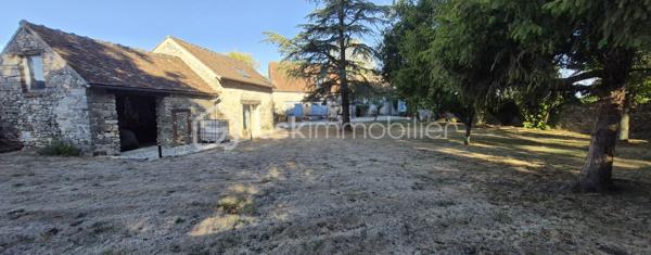 Voulton – Hameau de Bohaire (77560) 10 min de Provins

Amoureux de l’authenticité, du charme de l’ancien et des propriétés ayant une véritable âme, cette maison ne vous laissera pas indifférent.

Dès votre arrivée, vous serez séduits par l’environnement bucolique et préservé. La propriété se découvre au bout d’un chemin, avec une mare, un espace de stationnement et un magnifique jardin d’environ 4 000 m², agrémenté de remarquables arbres centenaires qui confèrent au lieu une atmosphère unique.

Datée de 1733, cette maison de caractère d’environ 190 m² a conservé de nombreux éléments authentiques qui font tout son charme.

✨ Une maison pleine de caractère

Au rez-de-chaussée, vous découvrirez une grande pièce de vie chaleureuse et conviviale, sublimée par de belles tomettes anciennes et un superbe plafond cathédrale dès l'entrée, offrant volume et luminosité.


La cuisine ouverte, à la fois fonctionnelle et élégante, est équipée avec de l’électroménager Bosch et dispose notamment d’un îlot central avec cave intégrée, idéal pour recevoir famille et amis.

La maison offre 3 chambres, ainsi que différents espaces permettant d’imaginer une vie familiale confortable ou un projet mêlant habitation et activité.

🏠 Une dépendance aux multiples possibilités

Une belle dépendance d’environ 46 m² complète la propriété. Elle comprend deux chambres et offre de nombreuses possibilités : espace pour recevoir, logement indépendant, bureau, activité professionnelle ou projet locatif, selon vos envies. Possibilité d'agrandir la dépendance.

La propriété dispose également d’une dépendance atelier, parfaite pour les passionnés de bricolage, d’artisanat ou pour du stockage.

À l’extérieur, vous profiterez d’une agréable terrasse d’environ 28 m², ouverte sur le jardin et son environnement verdoyant.

🌳 Un cadre rare et préservé

Le terrain d’environ 4 000 m² constitue l’un des véritables atouts de cette propriété. Les arbres centenaires, les espaces naturels et la mare créent un cadre paisible, à l’abri des regards.

Les + :

- Maison de caractère datant de 1733
- Environ 190 m² habitables
- 3 chambres dans la maison
- 2 chambres supplémentaires dans une dépendance de 46 m²
- Grande pièce de vie ouverte sur la cuisine
-Une entré avec plafond cathédrale
- Tomettes anciennes
- Cuisine équipée Bosch avec îlot et cave intégrée
- Terrasse de 28 m²
- Terrain d’environ 4 000 m²
- Arbres centenaires
- Mare
- Parking
- Dépendance atelier
- Double vitrage
- Pompe à chaleur
- Fosse septique

Une propriété rare, idéale pour les amoureux des belles demeures anciennes à la recherche d’un cadre de vie paisible, de charme et d’authenticité.

📍 Voulton – Hameau de Bohaire (77560)

Une maison qui ne se raconte pas seulement… elle se découvre.