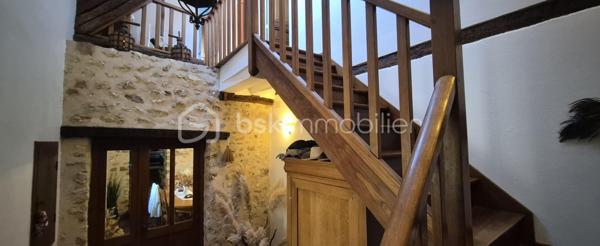 Voulton – Hameau de Bohaire (77560) 10 min de Provins

Amoureux de l’authenticité, du charme de l’ancien et des propriétés ayant une véritable âme, cette maison ne vous laissera pas indifférent.

Dès votre arrivée, vous serez séduits par l’environnement bucolique et préservé. La propriété se découvre au bout d’un chemin, avec une mare, un espace de stationnement et un magnifique jardin d’environ 4 000 m², agrémenté de remarquables arbres centenaires qui confèrent au lieu une atmosphère unique.

Datée de 1733, cette maison de caractère d’environ 190 m² a conservé de nombreux éléments authentiques qui font tout son charme.

✨ Une maison pleine de caractère

Au rez-de-chaussée, vous découvrirez une grande pièce de vie chaleureuse et conviviale, sublimée par de belles tomettes anciennes et un superbe plafond cathédrale dès l'entrée, offrant volume et luminosité.


La cuisine ouverte, à la fois fonctionnelle et élégante, est équipée avec de l’électroménager Bosch et dispose notamment d’un îlot central avec cave intégrée, idéal pour recevoir famille et amis.

La maison offre 3 chambres, ainsi que différents espaces permettant d’imaginer une vie familiale confortable ou un projet mêlant habitation et activité.

🏠 Une dépendance aux multiples possibilités

Une belle dépendance d’environ 46 m² complète la propriété. Elle comprend deux chambres et offre de nombreuses possibilités : espace pour recevoir, logement indépendant, bureau, activité professionnelle ou projet locatif, selon vos envies. Possibilité d'agrandir la dépendance.

La propriété dispose également d’une dépendance atelier, parfaite pour les passionnés de bricolage, d’artisanat ou pour du stockage.

À l’extérieur, vous profiterez d’une agréable terrasse d’environ 28 m², ouverte sur le jardin et son environnement verdoyant.

🌳 Un cadre rare et préservé

Le terrain d’environ 4 000 m² constitue l’un des véritables atouts de cette propriété. Les arbres centenaires, les espaces naturels et la mare créent un cadre paisible, à l’abri des regards.

Les + :

- Maison de caractère datant de 1733
- Environ 190 m² habitables
- 3 chambres dans la maison
- 2 chambres supplémentaires dans une dépendance de 46 m²
- Grande pièce de vie ouverte sur la cuisine
-Une entré avec plafond cathédrale
- Tomettes anciennes
- Cuisine équipée Bosch avec îlot et cave intégrée
- Terrasse de 28 m²
- Terrain d’environ 4 000 m²
- Arbres centenaires
- Mare
- Parking
- Dépendance atelier
- Double vitrage
- Pompe à chaleur
- Fosse septique

Une propriété rare, idéale pour les amoureux des belles demeures anciennes à la recherche d’un cadre de vie paisible, de charme et d’authenticité.

📍 Voulton – Hameau de Bohaire (77560)

Une maison qui ne se raconte pas seulement… elle se découvre.