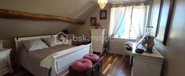Voulton – Hameau de Bohaire (77560) 10 min de Provins

Amoureux de l’authenticité, du charme de l’ancien et des propriétés ayant une véritable âme, cette maison ne vous laissera pas indifférent.

Dès votre arrivée, vous serez séduits par l’environnement bucolique et préservé. La propriété se découvre au bout d’un chemin, avec une mare, un espace de stationnement et un magnifique jardin d’environ 4 000 m², agrémenté de remarquables arbres centenaires qui confèrent au lieu une atmosphère unique.

Datée de 1733, cette maison de caractère d’environ 190 m² a conservé de nombreux éléments authentiques qui font tout son charme.

✨ Une maison pleine de caractère

Au rez-de-chaussée, vous découvrirez une grande pièce de vie chaleureuse et conviviale, sublimée par de belles tomettes anciennes et un superbe plafond cathédrale dès l'entrée, offrant volume et luminosité.


La cuisine ouverte, à la fois fonctionnelle et élégante, est équipée avec de l’électroménager Bosch et dispose notamment d’un îlot central avec cave intégrée, idéal pour recevoir famille et amis.

La maison offre 3 chambres, ainsi que différents espaces permettant d’imaginer une vie familiale confortable ou un projet mêlant habitation et activité.

🏠 Une dépendance aux multiples possibilités

Une belle dépendance d’environ 46 m² complète la propriété. Elle comprend deux chambres et offre de nombreuses possibilités : espace pour recevoir, logement indépendant, bureau, activité professionnelle ou projet locatif, selon vos envies. Possibilité d'agrandir la dépendance.

La propriété dispose également d’une dépendance atelier, parfaite pour les passionnés de bricolage, d’artisanat ou pour du stockage.

À l’extérieur, vous profiterez d’une agréable terrasse d’environ 28 m², ouverte sur le jardin et son environnement verdoyant.

🌳 Un cadre rare et préservé

Le terrain d’environ 4 000 m² constitue l’un des véritables atouts de cette propriété. Les arbres centenaires, les espaces naturels et la mare créent un cadre paisible, à l’abri des regards.

Les + :

- Maison de caractère datant de 1733
- Environ 190 m² habitables
- 3 chambres dans la maison
- 2 chambres supplémentaires dans une dépendance de 46 m²
- Grande pièce de vie ouverte sur la cuisine
-Une entré avec plafond cathédrale
- Tomettes anciennes
- Cuisine équipée Bosch avec îlot et cave intégrée
- Terrasse de 28 m²
- Terrain d’environ 4 000 m²
- Arbres centenaires
- Mare
- Parking
- Dépendance atelier
- Double vitrage
- Pompe à chaleur
- Fosse septique

Une propriété rare, idéale pour les amoureux des belles demeures anciennes à la recherche d’un cadre de vie paisible, de charme et d’authenticité.

📍 Voulton – Hameau de Bohaire (77560)

Une maison qui ne se raconte pas seulement… elle se découvre.
