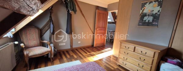 Voulton – Hameau de Bohaire (77560) 10 min de Provins

Amoureux de l’authenticité, du charme de l’ancien et des propriétés ayant une véritable âme, cette maison ne vous laissera pas indifférent.

Dès votre arrivée, vous serez séduits par l’environnement bucolique et préservé. La propriété se découvre au bout d’un chemin, avec une mare, un espace de stationnement et un magnifique jardin d’environ 4 000 m², agrémenté de remarquables arbres centenaires qui confèrent au lieu une atmosphère unique.

Datée de 1733, cette maison de caractère d’environ 190 m² a conservé de nombreux éléments authentiques qui font tout son charme.

✨ Une maison pleine de caractère

Au rez-de-chaussée, vous découvrirez une grande pièce de vie chaleureuse et conviviale, sublimée par de belles tomettes anciennes et un superbe plafond cathédrale dès l'entrée, offrant volume et luminosité.


La cuisine ouverte, à la fois fonctionnelle et élégante, est équipée avec de l’électroménager Bosch et dispose notamment d’un îlot central avec cave intégrée, idéal pour recevoir famille et amis.

La maison offre 3 chambres, ainsi que différents espaces permettant d’imaginer une vie familiale confortable ou un projet mêlant habitation et activité.

🏠 Une dépendance aux multiples possibilités

Une belle dépendance d’environ 46 m² complète la propriété. Elle comprend deux chambres et offre de nombreuses possibilités : espace pour recevoir, logement indépendant, bureau, activité professionnelle ou projet locatif, selon vos envies. Possibilité d'agrandir la dépendance.

La propriété dispose également d’une dépendance atelier, parfaite pour les passionnés de bricolage, d’artisanat ou pour du stockage.

À l’extérieur, vous profiterez d’une agréable terrasse d’environ 28 m², ouverte sur le jardin et son environnement verdoyant.

🌳 Un cadre rare et préservé

Le terrain d’environ 4 000 m² constitue l’un des véritables atouts de cette propriété. Les arbres centenaires, les espaces naturels et la mare créent un cadre paisible, à l’abri des regards.

Les + :

- Maison de caractère datant de 1733
- Environ 190 m² habitables
- 3 chambres dans la maison
- 2 chambres supplémentaires dans une dépendance de 46 m²
- Grande pièce de vie ouverte sur la cuisine
-Une entré avec plafond cathédrale
- Tomettes anciennes
- Cuisine équipée Bosch avec îlot et cave intégrée
- Terrasse de 28 m²
- Terrain d’environ 4 000 m²
- Arbres centenaires
- Mare
- Parking
- Dépendance atelier
- Double vitrage
- Pompe à chaleur
- Fosse septique

Une propriété rare, idéale pour les amoureux des belles demeures anciennes à la recherche d’un cadre de vie paisible, de charme et d’authenticité.

📍 Voulton – Hameau de Bohaire (77560)

Une maison qui ne se raconte pas seulement… elle se découvre.