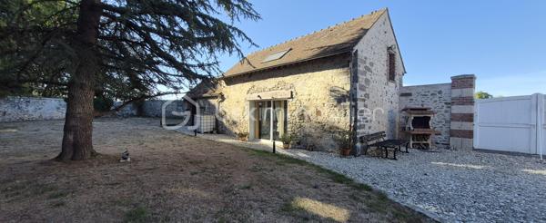 Voulton – Hameau de Bohaire (77560) 10 min de Provins

Amoureux de l’authenticité, du charme de l’ancien et des propriétés ayant une véritable âme, cette maison ne vous laissera pas indifférent.

Dès votre arrivée, vous serez séduits par l’environnement bucolique et préservé. La propriété se découvre au bout d’un chemin, avec une mare, un espace de stationnement et un magnifique jardin d’environ 4 000 m², agrémenté de remarquables arbres centenaires qui confèrent au lieu une atmosphère unique.

Datée de 1733, cette maison de caractère d’environ 190 m² a conservé de nombreux éléments authentiques qui font tout son charme.

✨ Une maison pleine de caractère

Au rez-de-chaussée, vous découvrirez une grande pièce de vie chaleureuse et conviviale, sublimée par de belles tomettes anciennes et un superbe plafond cathédrale dès l'entrée, offrant volume et luminosité.


La cuisine ouverte, à la fois fonctionnelle et élégante, est équipée avec de l’électroménager Bosch et dispose notamment d’un îlot central avec cave intégrée, idéal pour recevoir famille et amis.

La maison offre 3 chambres, ainsi que différents espaces permettant d’imaginer une vie familiale confortable ou un projet mêlant habitation et activité.

🏠 Une dépendance aux multiples possibilités

Une belle dépendance d’environ 46 m² complète la propriété. Elle comprend deux chambres et offre de nombreuses possibilités : espace pour recevoir, logement indépendant, bureau, activité professionnelle ou projet locatif, selon vos envies. Possibilité d'agrandir la dépendance.

La propriété dispose également d’une dépendance atelier, parfaite pour les passionnés de bricolage, d’artisanat ou pour du stockage.

À l’extérieur, vous profiterez d’une agréable terrasse d’environ 28 m², ouverte sur le jardin et son environnement verdoyant.

🌳 Un cadre rare et préservé

Le terrain d’environ 4 000 m² constitue l’un des véritables atouts de cette propriété. Les arbres centenaires, les espaces naturels et la mare créent un cadre paisible, à l’abri des regards.

Les + :

- Maison de caractère datant de 1733
- Environ 190 m² habitables
- 3 chambres dans la maison
- 2 chambres supplémentaires dans une dépendance de 46 m²
- Grande pièce de vie ouverte sur la cuisine
-Une entré avec plafond cathédrale
- Tomettes anciennes
- Cuisine équipée Bosch avec îlot et cave intégrée
- Terrasse de 28 m²
- Terrain d’environ 4 000 m²
- Arbres centenaires
- Mare
- Parking
- Dépendance atelier
- Double vitrage
- Pompe à chaleur
- Fosse septique

Une propriété rare, idéale pour les amoureux des belles demeures anciennes à la recherche d’un cadre de vie paisible, de charme et d’authenticité.

📍 Voulton – Hameau de Bohaire (77560)

Une maison qui ne se raconte pas seulement… elle se découvre.