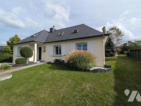 À découvrir entre Guichen et Guignen, cette maison familiale de 125 m², construite en 1999, est...