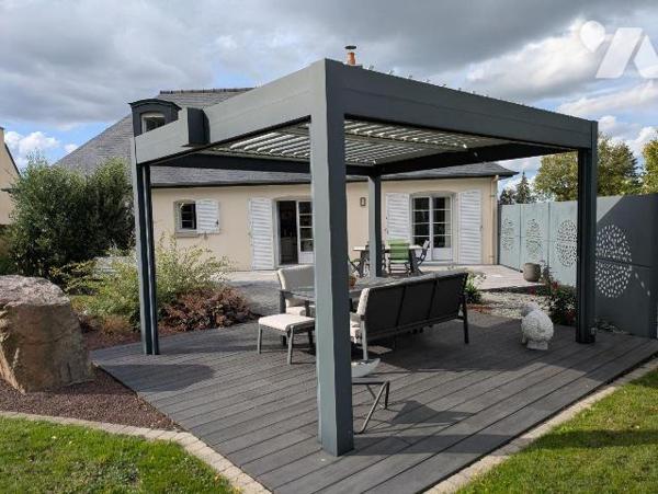 À découvrir entre Guichen et Guignen, cette maison familiale de 125 m², construite en 1999, est...