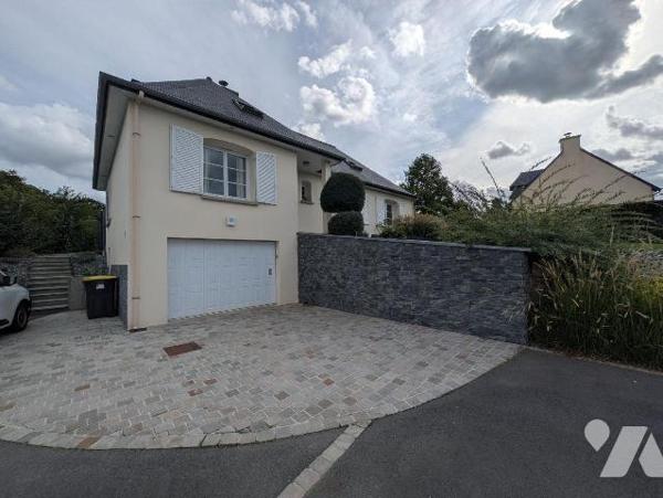 À découvrir entre Guichen et Guignen, cette maison familiale de 125 m², construite en 1999, est...