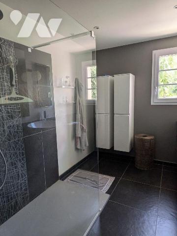 À découvrir entre Guichen et Guignen, cette maison familiale de 125 m², construite en 1999, est...