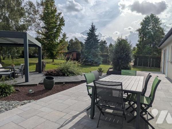 À découvrir entre Guichen et Guignen, cette maison familiale de 125 m², construite en 1999, est...