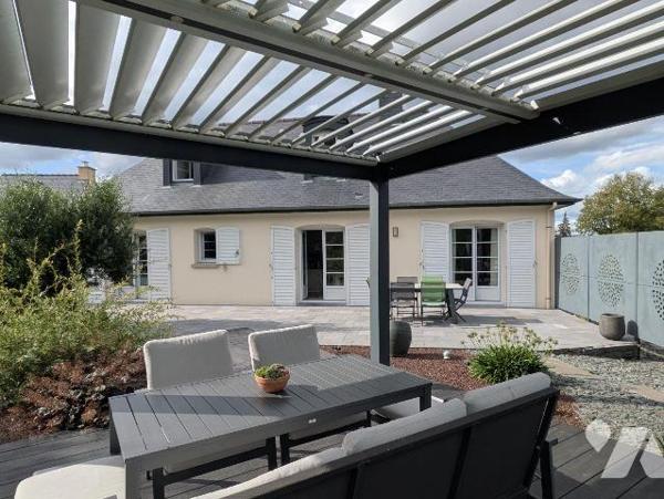 À découvrir entre Guichen et Guignen, cette maison familiale de 125 m², construite en 1999, est...