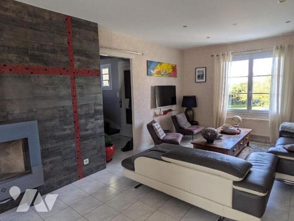 À découvrir entre Guichen et Guignen, cette maison familiale de 125 m², construite en 1999, est...