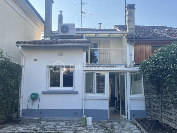 En Hypercentre de Valence d Agen, venez visiter cette jolie maison bien aménagée.
Vous disposez d une belle pièce de vie avec véranda ouverte sur un charmant jardin avec sa dépendance, 
À l étage, deux jolies chambres, une salle d eau.
Un petit garage vient compléter ce bien.
Idéal pour investissement locatif ou pour habitation principale.