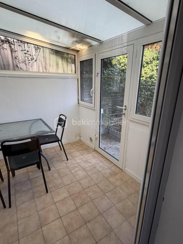 En Hypercentre de Valence d Agen, venez visiter cette jolie maison bien aménagée.
Vous disposez d une belle pièce de vie avec véranda ouverte sur un charmant jardin avec sa dépendance, 
À l étage, deux jolies chambres, une salle d eau.
Un petit garage vient compléter ce bien.
Idéal pour investissement locatif ou pour habitation principale.