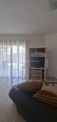 Posez vos valises dans cette villa climatisée, de 3 chambres avec jardin de 400m2, vendue complètement meublée, cuisine équipée ouverte sur le salon, à deux pas de la mer.