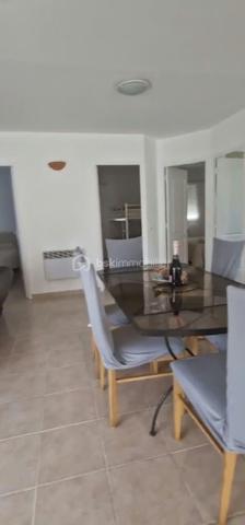 Posez vos valises dans cette villa climatisée, de 3 chambres avec jardin de 400m2, vendue complètement meublée, cuisine équipée ouverte sur le salon, à deux pas de la mer.
