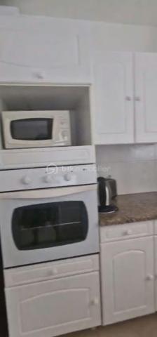 Posez vos valises dans cette villa climatisée, de 3 chambres avec jardin de 400m2, vendue complètement meublée, cuisine équipée ouverte sur le salon, à deux pas de la mer.