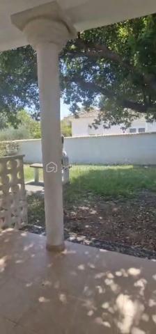 Posez vos valises dans cette villa climatisée, de 3 chambres avec jardin de 400m2, vendue complètement meublée, cuisine équipée ouverte sur le salon, à deux pas de la mer.