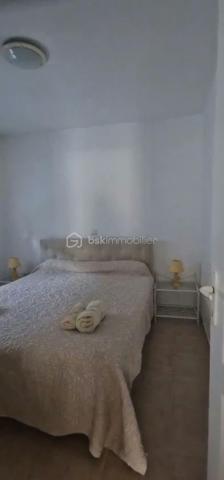 Posez vos valises dans cette villa climatisée, de 3 chambres avec jardin de 400m2, vendue complètement meublée, cuisine équipée ouverte sur le salon, à deux pas de la mer.