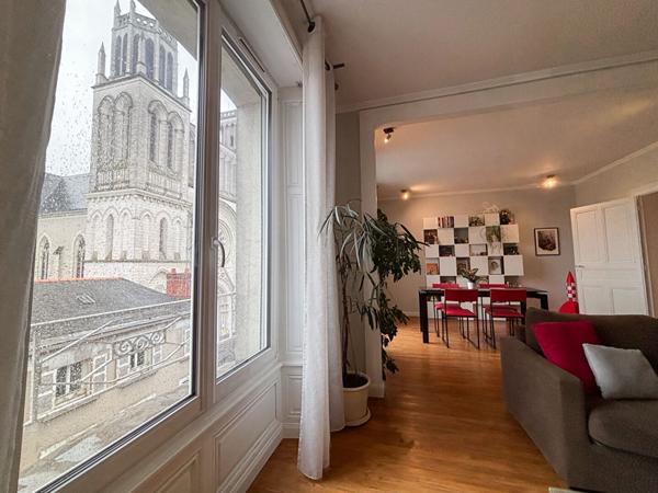 Appartement Angers 4 pièces, place du lycée, hyper centre, 2 chambres, cave, charme de l'ancien