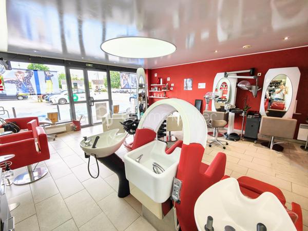 Centre commercial " Les Corvées " à Vernouillet, venez découvrir ce beau salon de coiffure tout équipé d'une superficie de 51,31 m² à la norme PMR, agréable, de proximité dédié au bien-être. Investissement idéal pour les professionnels de l'esthétique, investissement ou pour créer son entreprise / première affaire. L'équipement est en excellent état, des matières et accessoires de qualité, top design ! dont pour certains rare sur le marché professionnel de la coiffure et de l'esthétique afin de vous différencier en toute autonomie. Il se compose de 6 postes, 3 bacs et un siège massant, un espace cuisine avec réfrigérateur et micro-onde, un bureau, 2 ballons d'eau chaude (2 x 200 litres), une buanderie comprenant sèche-linge, et lave-linge, un  toilette indépendant avec lave-mains. Salon en tout électrique !

Intégré dans le quartier " Les Corvées ", vous profitez d'une clientèle fidèle et quotidienne pour débuter votre activité sereinement ! 
Vous pourrez développer vos prestations de service grâce à l'attractivité du centre commercial et d'une ville qui voit sa population atteindre les 10.000 habitants. 
Profitez d'une vitrine attenante et d'un vaste parking gratuit !

Bail renouvelé au 01/01/2024 pour 9 ans soit jusqu'au 31/12/2032, Loyer est de 1.113,50 € TTC / mois dont 88€ ht de charges locatives. Electricité : env. 300 € / mois

Affaire à saisir, vous souhaitez en savoir plus ? 
Contactez-moi pour échanger et planifier votre prochaine visite sur site !

Willy BOYÉ — 07 87 37 75 87