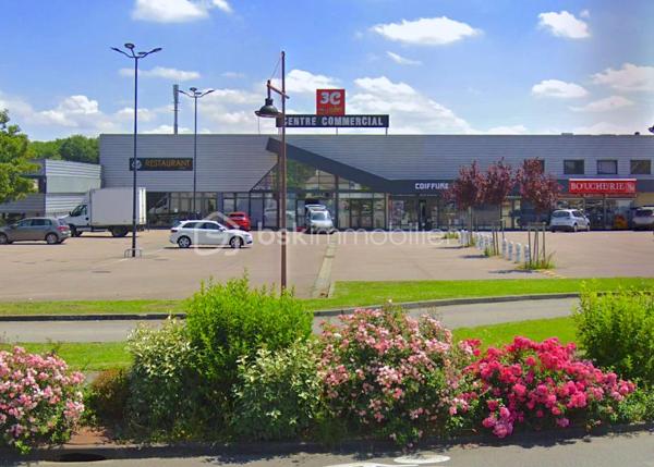 Centre commercial " Les Corvées " à Vernouillet, venez découvrir ce beau salon de coiffure tout équipé d'une superficie de 51,31 m² à la norme PMR, agréable, de proximité dédié au bien-être. Investissement idéal pour les professionnels de l'esthétique, investissement ou pour créer son entreprise / première affaire. L'équipement est en excellent état, des matières et accessoires de qualité, top design ! dont pour certains rare sur le marché professionnel de la coiffure et de l'esthétique afin de vous différencier en toute autonomie. Il se compose de 6 postes, 3 bacs et un siège massant, un espace cuisine avec réfrigérateur et micro-onde, un bureau, 2 ballons d'eau chaude (2 x 200 litres), une buanderie comprenant sèche-linge, et lave-linge, un  toilette indépendant avec lave-mains. Salon en tout électrique !

Intégré dans le quartier " Les Corvées ", vous profitez d'une clientèle fidèle et quotidienne pour débuter votre activité sereinement ! 
Vous pourrez développer vos prestations de service grâce à l'attractivité du centre commercial et d'une ville qui voit sa population atteindre les 10.000 habitants. 
Profitez d'une vitrine attenante et d'un vaste parking gratuit !

Bail renouvelé au 01/01/2024 pour 9 ans soit jusqu'au 31/12/2032, Loyer est de 1.113,50 € TTC / mois dont 88€ ht de charges locatives. Electricité : env. 300 € / mois

Affaire à saisir, vous souhaitez en savoir plus ? 
Contactez-moi pour échanger et planifier votre prochaine visite sur site !

Willy BOYÉ — 07 87 37 75 87