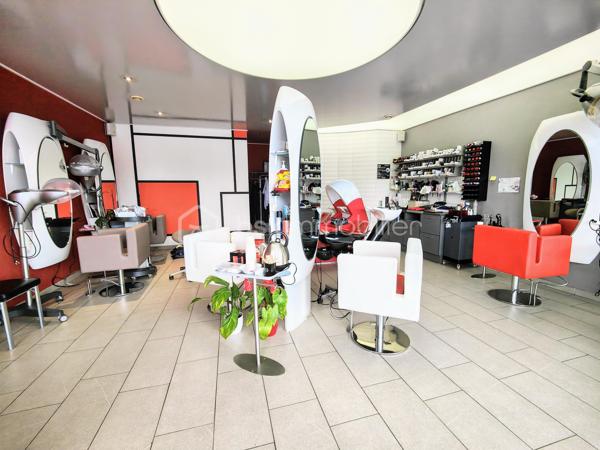Centre commercial " Les Corvées " à Vernouillet, venez découvrir ce beau salon de coiffure tout équipé d'une superficie de 51,31 m² à la norme PMR, agréable, de proximité dédié au bien-être. Investissement idéal pour les professionnels de l'esthétique, investissement ou pour créer son entreprise / première affaire. L'équipement est en excellent état, des matières et accessoires de qualité, top design ! dont pour certains rare sur le marché professionnel de la coiffure et de l'esthétique afin de vous différencier en toute autonomie. Il se compose de 6 postes, 3 bacs et un siège massant, un espace cuisine avec réfrigérateur et micro-onde, un bureau, 2 ballons d'eau chaude (2 x 200 litres), une buanderie comprenant sèche-linge, et lave-linge, un  toilette indépendant avec lave-mains. Salon en tout électrique !

Intégré dans le quartier " Les Corvées ", vous profitez d'une clientèle fidèle et quotidienne pour débuter votre activité sereinement ! 
Vous pourrez développer vos prestations de service grâce à l'attractivité du centre commercial et d'une ville qui voit sa population atteindre les 10.000 habitants. 
Profitez d'une vitrine attenante et d'un vaste parking gratuit !

Bail renouvelé au 01/01/2024 pour 9 ans soit jusqu'au 31/12/2032, Loyer est de 1.113,50 € TTC / mois dont 88€ ht de charges locatives. Electricité : env. 300 € / mois

Affaire à saisir, vous souhaitez en savoir plus ? 
Contactez-moi pour échanger et planifier votre prochaine visite sur site !

Willy BOYÉ — 07 87 37 75 87