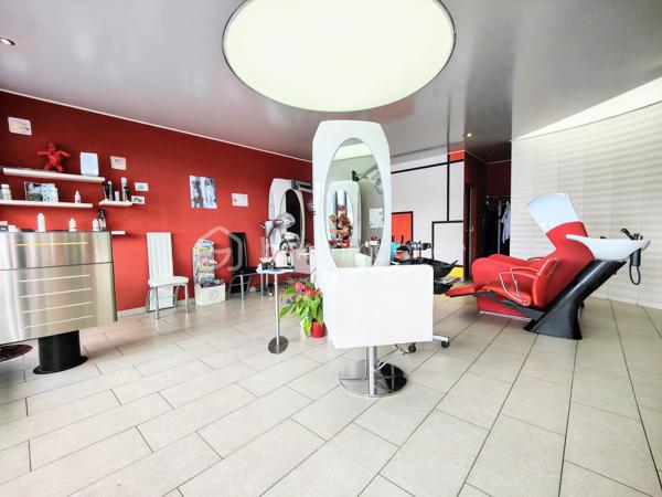 Centre commercial " Les Corvées " à Vernouillet, venez découvrir ce beau salon de coiffure tout équipé d'une superficie de 51,31 m² à la norme PMR, agréable, de proximité dédié au bien-être. Investissement idéal pour les professionnels de l'esthétique, investissement ou pour créer son entreprise / première affaire. L'équipement est en excellent état, des matières et accessoires de qualité, top design ! dont pour certains rare sur le marché professionnel de la coiffure et de l'esthétique afin de vous différencier en toute autonomie. Il se compose de 6 postes, 3 bacs et un siège massant, un espace cuisine avec réfrigérateur et micro-onde, un bureau, 2 ballons d'eau chaude (2 x 200 litres), une buanderie comprenant sèche-linge, et lave-linge, un  toilette indépendant avec lave-mains. Salon en tout électrique !

Intégré dans le quartier " Les Corvées ", vous profitez d'une clientèle fidèle et quotidienne pour débuter votre activité sereinement ! 
Vous pourrez développer vos prestations de service grâce à l'attractivité du centre commercial et d'une ville qui voit sa population atteindre les 10.000 habitants. 
Profitez d'une vitrine attenante et d'un vaste parking gratuit !

Bail renouvelé au 01/01/2024 pour 9 ans soit jusqu'au 31/12/2032, Loyer est de 1.113,50 € TTC / mois dont 88€ ht de charges locatives. Electricité : env. 300 € / mois

Affaire à saisir, vous souhaitez en savoir plus ? 
Contactez-moi pour échanger et planifier votre prochaine visite sur site !

Willy BOYÉ — 07 87 37 75 87