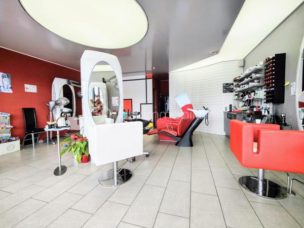 Centre commercial " Les Corvées " à Vernouillet, venez découvrir ce beau salon de coiffure tout équipé d'une superficie de 51,31 m² à la norme PMR, agréable, de proximité dédié au bien-être. Investissement idéal pour les professionnels de l'esthétique, investissement ou pour créer son entreprise / première affaire. L'équipement est en excellent état, des matières et accessoires de qualité, top design ! dont pour certains rare sur le marché professionnel de la coiffure et de l'esthétique afin de vous différencier en toute autonomie. Il se compose de 6 postes, 3 bacs et un siège massant, un espace cuisine avec réfrigérateur et micro-onde, un bureau, 2 ballons d'eau chaude (2 x 200 litres), une buanderie comprenant sèche-linge, et lave-linge, un  toilette indépendant avec lave-mains. Salon en tout électrique !

Intégré dans le quartier " Les Corvées ", vous profitez d'une clientèle fidèle et quotidienne pour débuter votre activité sereinement ! 
Vous pourrez développer vos prestations de service grâce à l'attractivité du centre commercial et d'une ville qui voit sa population atteindre les 10.000 habitants. 
Profitez d'une vitrine attenante et d'un vaste parking gratuit !

Bail renouvelé au 01/01/2024 pour 9 ans soit jusqu'au 31/12/2032, Loyer est de 1.113,50 € TTC / mois dont 88€ ht de charges locatives. Electricité : env. 300 € / mois

Affaire à saisir, vous souhaitez en savoir plus ? 
Contactez-moi pour échanger et planifier votre prochaine visite sur site !

Willy BOYÉ — 07 87 37 75 87