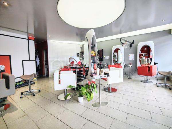 Centre commercial " Les Corvées " à Vernouillet, venez découvrir ce beau salon de coiffure tout équipé d'une superficie de 51,31 m² à la norme PMR, agréable, de proximité dédié au bien-être. Investissement idéal pour les professionnels de l'esthétique, investissement ou pour créer son entreprise / première affaire. L'équipement est en excellent état, des matières et accessoires de qualité, top design ! dont pour certains rare sur le marché professionnel de la coiffure et de l'esthétique afin de vous différencier en toute autonomie. Il se compose de 6 postes, 3 bacs et un siège massant, un espace cuisine avec réfrigérateur et micro-onde, un bureau, 2 ballons d'eau chaude (2 x 200 litres), une buanderie comprenant sèche-linge, et lave-linge, un  toilette indépendant avec lave-mains. Salon en tout électrique !

Intégré dans le quartier " Les Corvées ", vous profitez d'une clientèle fidèle et quotidienne pour débuter votre activité sereinement ! 
Vous pourrez développer vos prestations de service grâce à l'attractivité du centre commercial et d'une ville qui voit sa population atteindre les 10.000 habitants. 
Profitez d'une vitrine attenante et d'un vaste parking gratuit !

Bail renouvelé au 01/01/2024 pour 9 ans soit jusqu'au 31/12/2032, Loyer est de 1.113,50 € TTC / mois dont 88€ ht de charges locatives. Electricité : env. 300 € / mois

Affaire à saisir, vous souhaitez en savoir plus ? 
Contactez-moi pour échanger et planifier votre prochaine visite sur site !

Willy BOYÉ — 07 87 37 75 87