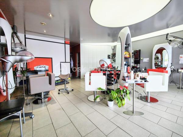 Centre commercial " Les Corvées " à Vernouillet, venez découvrir ce beau salon de coiffure tout équipé d'une superficie de 51,31 m² à la norme PMR, agréable, de proximité dédié au bien-être. Investissement idéal pour les professionnels de l'esthétique, investissement ou pour créer son entreprise / première affaire. L'équipement est en excellent état, des matières et accessoires de qualité, top design ! dont pour certains rare sur le marché professionnel de la coiffure et de l'esthétique afin de vous différencier en toute autonomie. Il se compose de 6 postes, 3 bacs et un siège massant, un espace cuisine avec réfrigérateur et micro-onde, un bureau, 2 ballons d'eau chaude (2 x 200 litres), une buanderie comprenant sèche-linge, et lave-linge, un  toilette indépendant avec lave-mains. Salon en tout électrique !

Intégré dans le quartier " Les Corvées ", vous profitez d'une clientèle fidèle et quotidienne pour débuter votre activité sereinement ! 
Vous pourrez développer vos prestations de service grâce à l'attractivité du centre commercial et d'une ville qui voit sa population atteindre les 10.000 habitants. 
Profitez d'une vitrine attenante et d'un vaste parking gratuit !

Bail renouvelé au 01/01/2024 pour 9 ans soit jusqu'au 31/12/2032, Loyer est de 1.113,50 € TTC / mois dont 88€ ht de charges locatives. Electricité : env. 300 € / mois

Affaire à saisir, vous souhaitez en savoir plus ? 
Contactez-moi pour échanger et planifier votre prochaine visite sur site !

Willy BOYÉ — 07 87 37 75 87