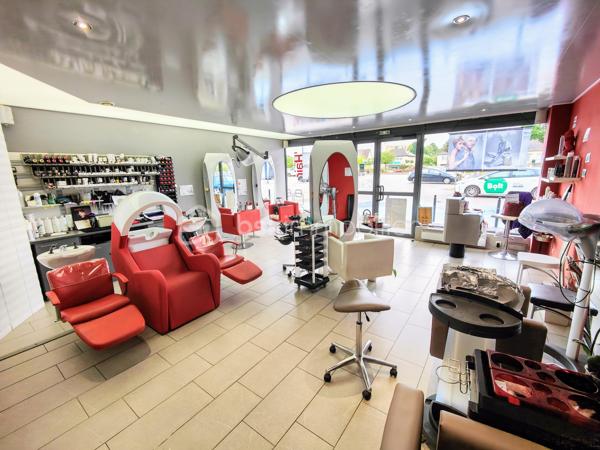 Centre commercial " Les Corvées " à Vernouillet, venez découvrir ce beau salon de coiffure tout équipé d'une superficie de 51,31 m² à la norme PMR, agréable, de proximité dédié au bien-être. Investissement idéal pour les professionnels de l'esthétique, investissement ou pour créer son entreprise / première affaire. L'équipement est en excellent état, des matières et accessoires de qualité, top design ! dont pour certains rare sur le marché professionnel de la coiffure et de l'esthétique afin de vous différencier en toute autonomie. Il se compose de 6 postes, 3 bacs et un siège massant, un espace cuisine avec réfrigérateur et micro-onde, un bureau, 2 ballons d'eau chaude (2 x 200 litres), une buanderie comprenant sèche-linge, et lave-linge, un  toilette indépendant avec lave-mains. Salon en tout électrique !

Intégré dans le quartier " Les Corvées ", vous profitez d'une clientèle fidèle et quotidienne pour débuter votre activité sereinement ! 
Vous pourrez développer vos prestations de service grâce à l'attractivité du centre commercial et d'une ville qui voit sa population atteindre les 10.000 habitants. 
Profitez d'une vitrine attenante et d'un vaste parking gratuit !

Bail renouvelé au 01/01/2024 pour 9 ans soit jusqu'au 31/12/2032, Loyer est de 1.113,50 € TTC / mois dont 88€ ht de charges locatives. Electricité : env. 300 € / mois

Affaire à saisir, vous souhaitez en savoir plus ? 
Contactez-moi pour échanger et planifier votre prochaine visite sur site !

Willy BOYÉ — 07 87 37 75 87