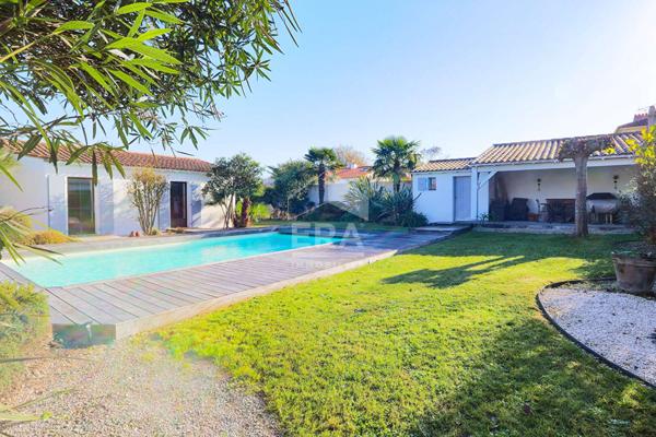 Maison  de plain pied, 5 chambres, garage, piscine.