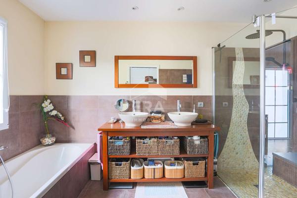 Maison  de plain pied, 5 chambres, garage, piscine.