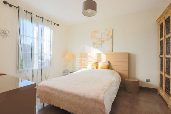 Maison  de plain pied, 5 chambres, garage, piscine.