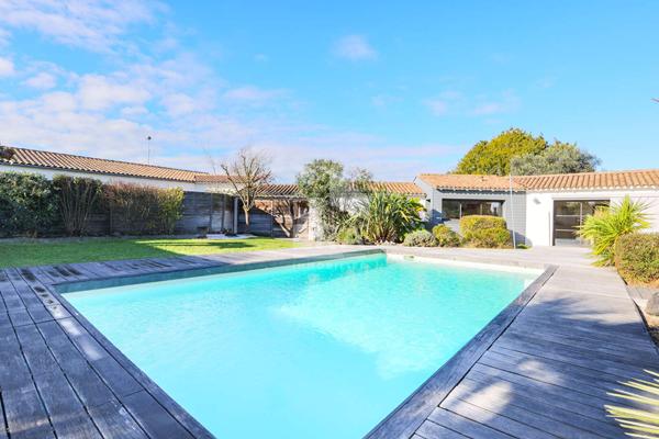 Maison  de plain pied, 5 chambres, garage, piscine.