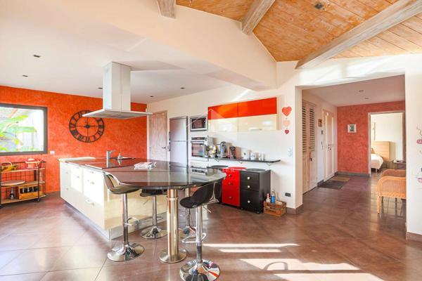 Maison  de plain pied, 5 chambres, garage, piscine.