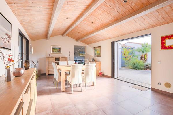 Maison  de plain pied, 5 chambres, garage, piscine.