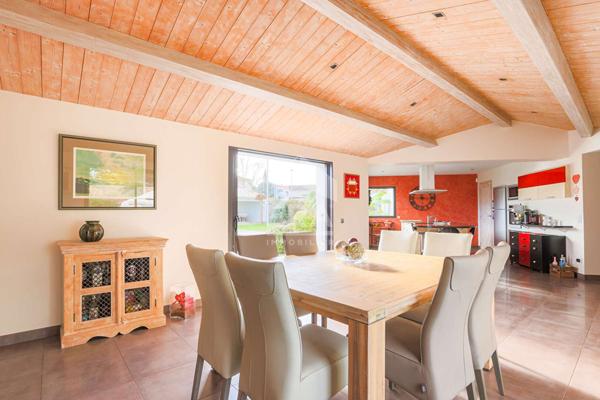 Maison  de plain pied, 5 chambres, garage, piscine.