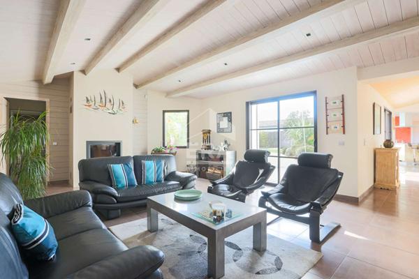 Maison  de plain pied, 5 chambres, garage, piscine.