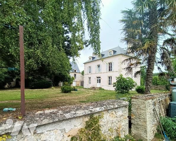 ARGENCES : Maison de Maître et Bâtisse  sur  7000m² de terrain bordé d'une rivière.
