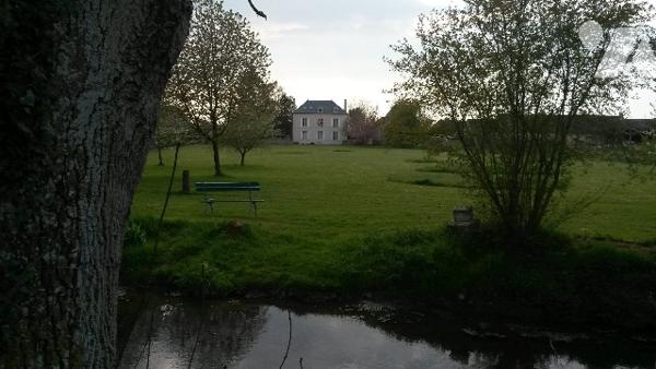 ARGENCES : Maison de Maître et Bâtisse  sur  7000m² de terrain bordé d'une rivière.