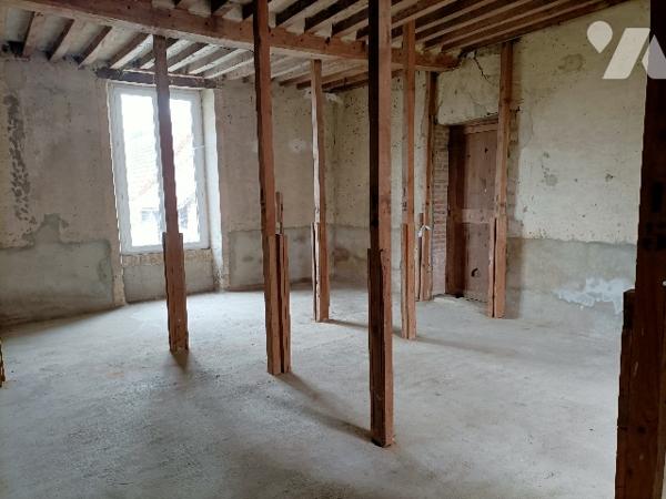 ARGENCES : Maison de Maître et Bâtisse  sur  7000m² de terrain bordé d'une rivière.