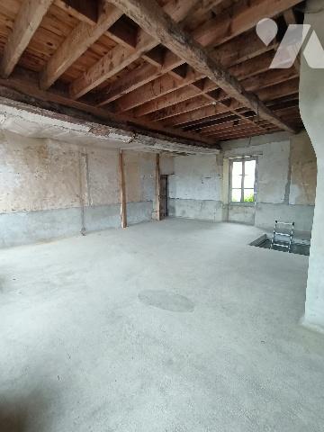 ARGENCES : Maison de Maître et Bâtisse  sur  7000m² de terrain bordé d'une rivière.