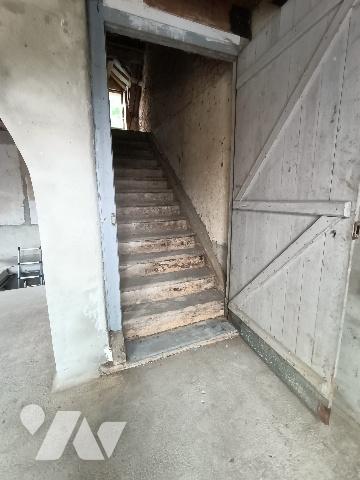 ARGENCES : Maison de Maître et Bâtisse  sur  7000m² de terrain bordé d'une rivière.