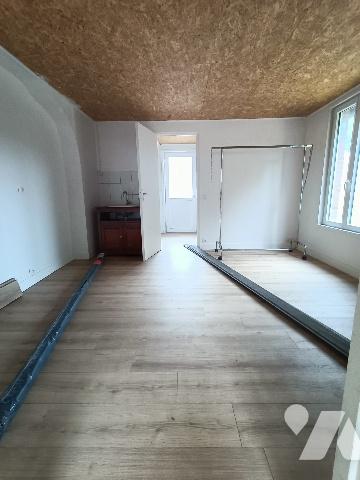 ARGENCES : Maison de Maître et Bâtisse  sur  7000m² de terrain bordé d'une rivière.