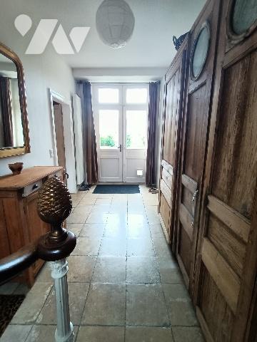 ARGENCES : Maison de Maître et Bâtisse  sur  7000m² de terrain bordé d'une rivière.