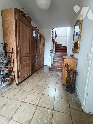 ARGENCES : Maison de Maître et Bâtisse  sur  7000m² de terrain bordé d'une rivière.