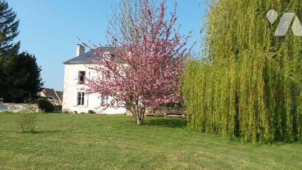 ARGENCES : Maison de Maître et Bâtisse  sur  7000m² de terrain bordé d'une rivière.