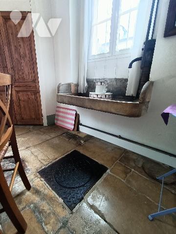 ARGENCES : Maison de Maître et Bâtisse  sur  7000m² de terrain bordé d'une rivière.