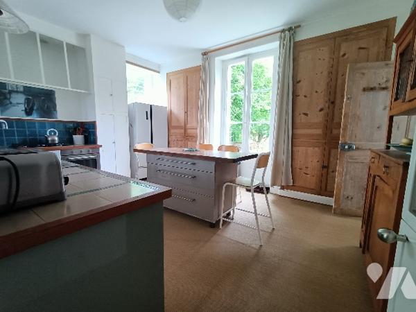 ARGENCES : Maison de Maître et Bâtisse  sur  7000m² de terrain bordé d'une rivière.