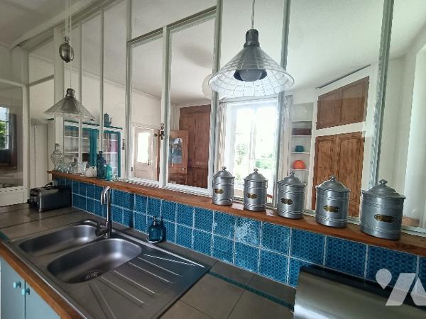 ARGENCES : Maison de Maître et Bâtisse  sur  7000m² de terrain bordé d'une rivière.