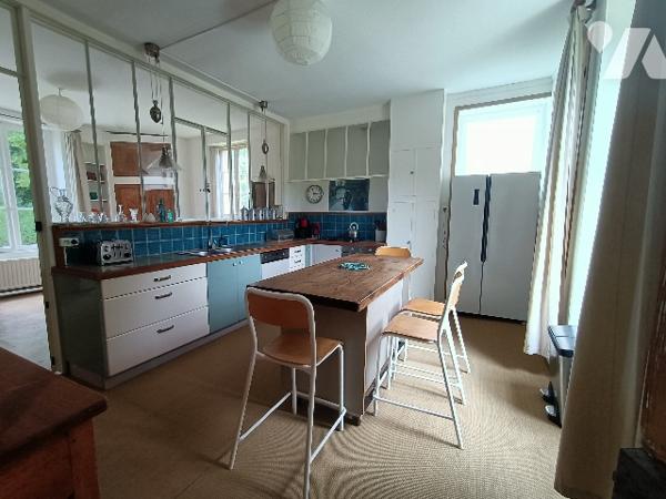 ARGENCES : Maison de Maître et Bâtisse  sur  7000m² de terrain bordé d'une rivière.